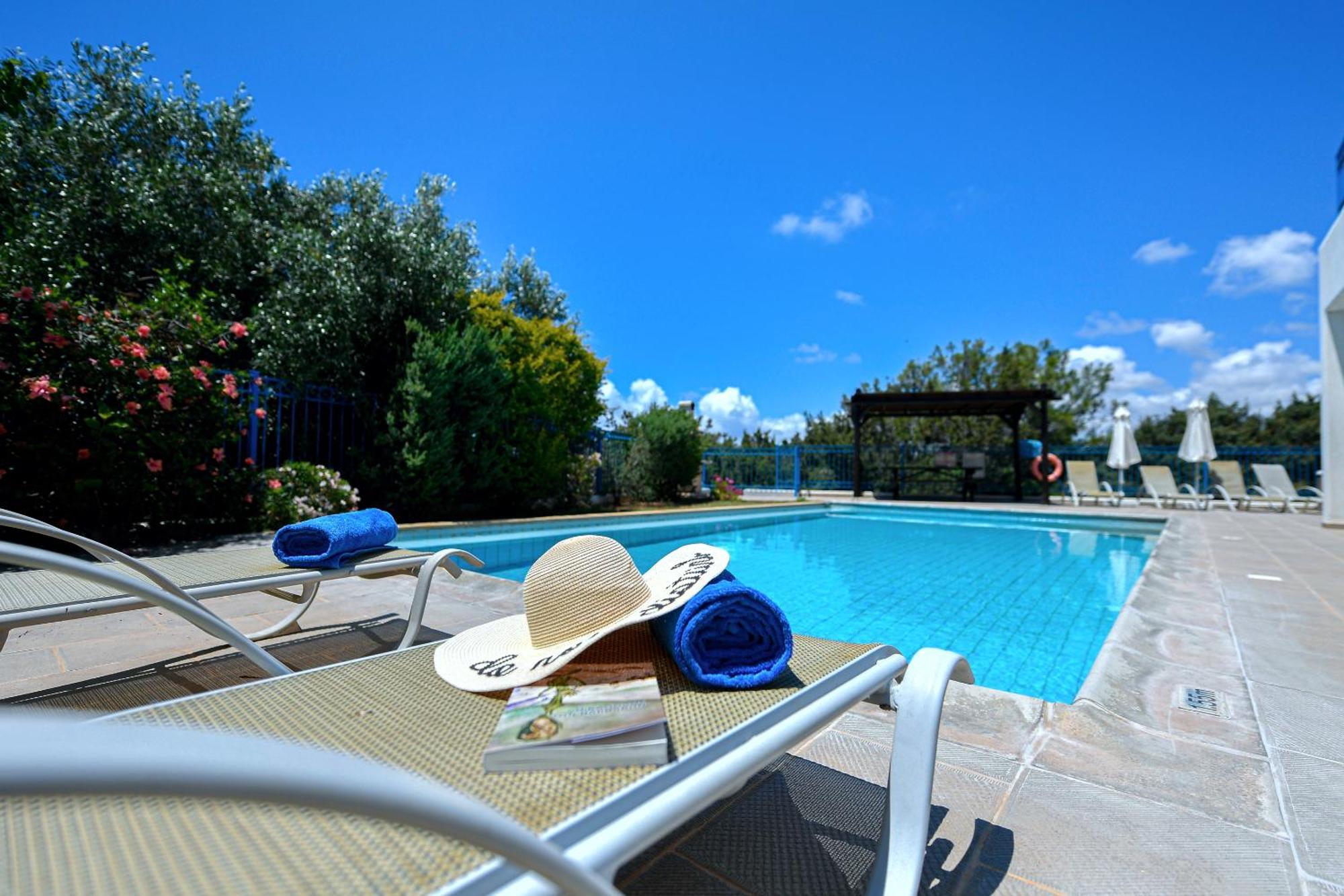 Azzurro Holiday Villas Пея Екстериор снимка